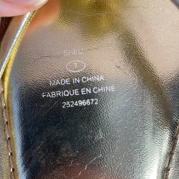 Ladies Size 7 Glam Gold Shiny Date Nighy White Flower Flat Sandals - Picture 4 of 5